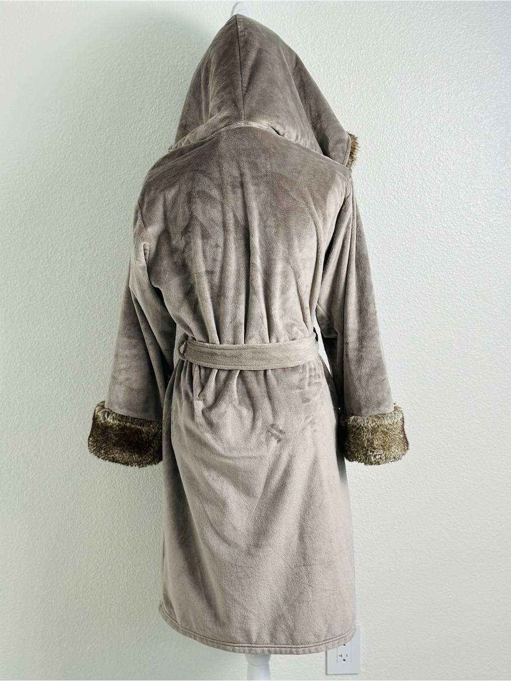 Pottery Barn Ombre Tipped Faux Fur Hooded Robe in Taupe Size Medium - Picture 3 of 6